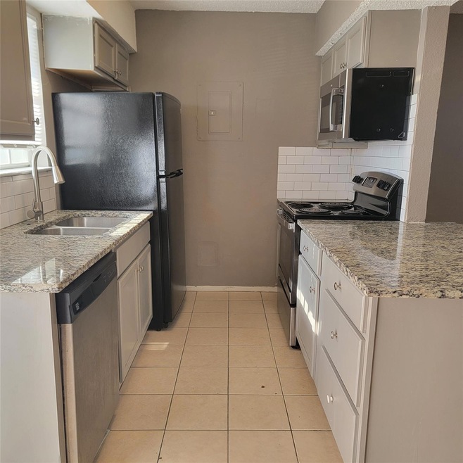 8036 Cambridge Cir, Fort Worth, TX 76108 - photo 1