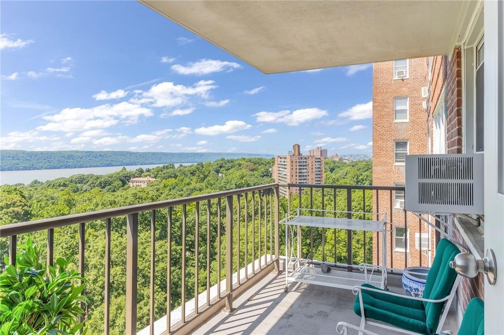 Briar Oaks unit A1101, Bronx, NY 10471 - photo 1