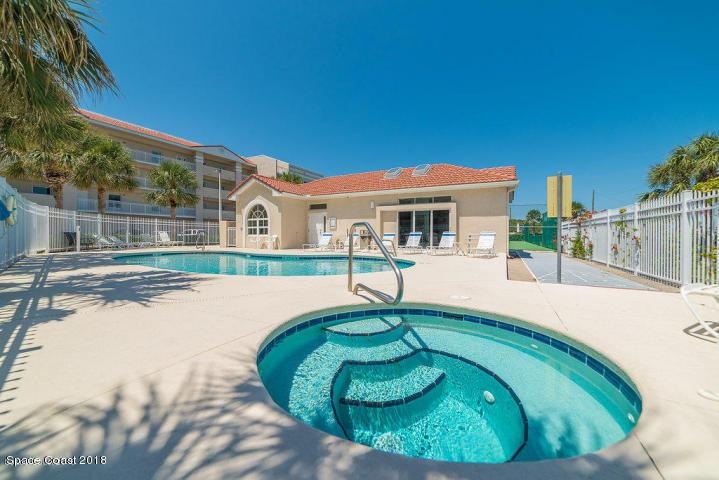 CLUBHOUSE/POOL/HOTTUB