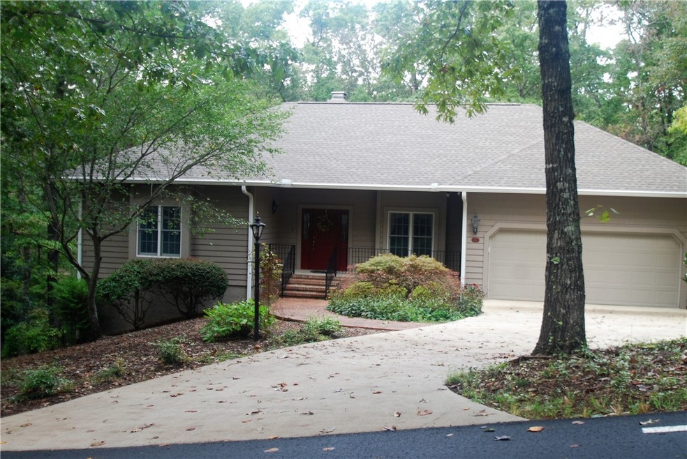 10 Captain Lane, easy access level driveway with t
