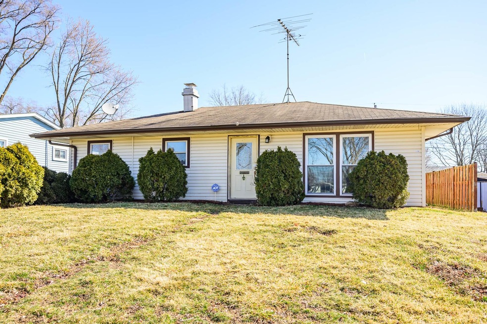 1023 Chippewa Cir, Carpentersville, IL 60110 - photo 1