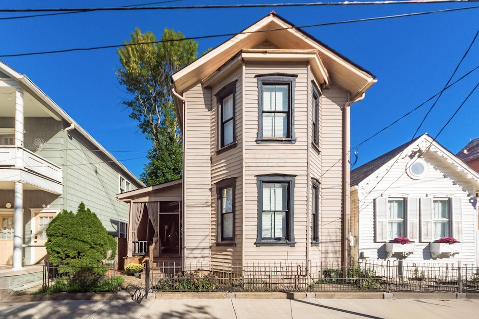 001_4d2e-a8f5-d2a35964157f_ee