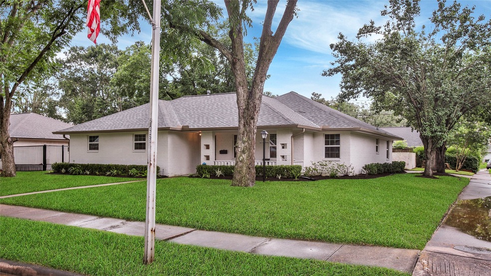 1031 Curtin St, Houston, TX 77018 - photo 1