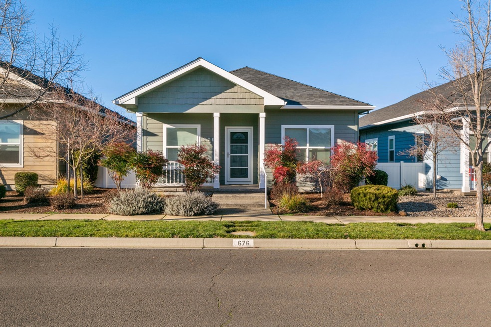 676 Golden Peak Dr, Central Point, OR 97502 - photo 1