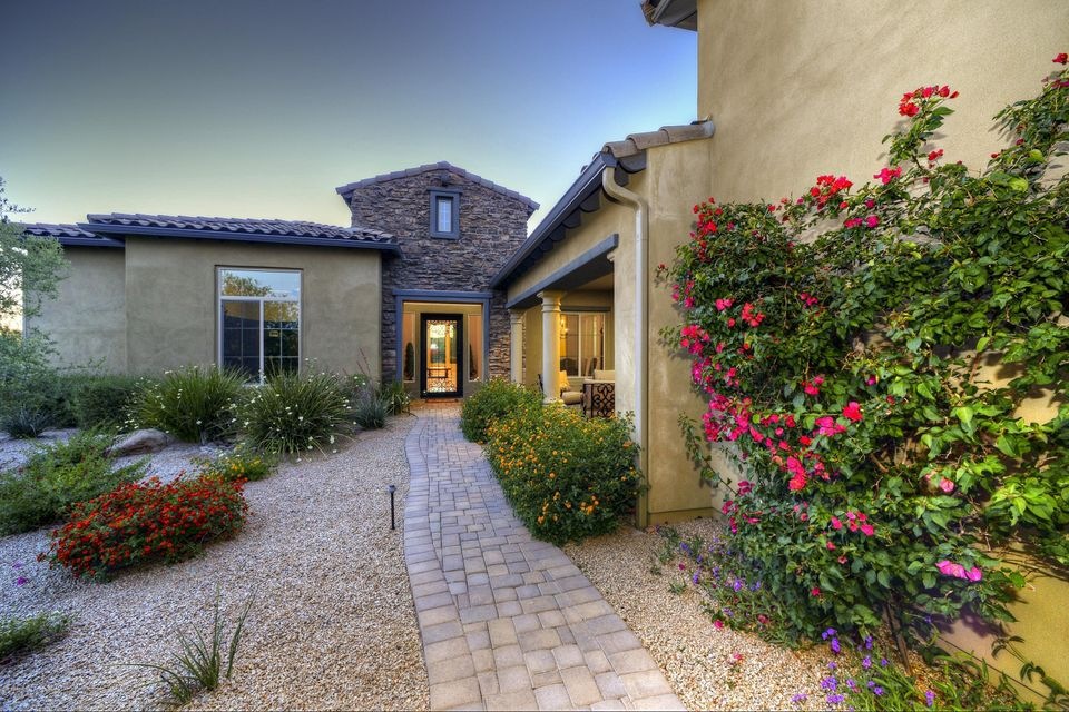 002_Entrance - Courtyard