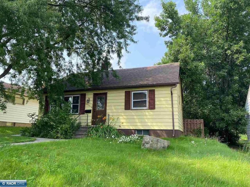 905 Washington St, Eveleth, MN 55734 - photo 1