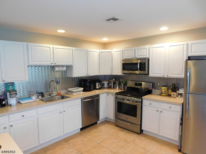 4 Peachtree Ln, Hamburg, NJ 07419 - photo 1