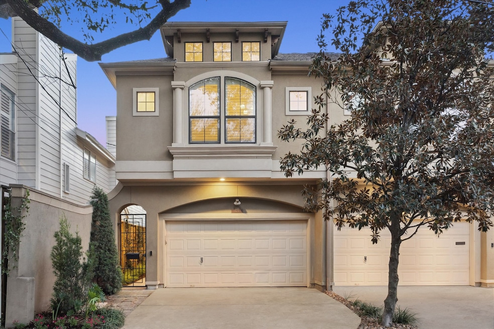 Fabulous 2-story, first floor living home with your own private driveway. Easy access to downtown, the Texas Medical Center, Buffalo Bayou and Greenway Plaza - you're close to all amazing restaurants, shopping, sports venues and entertainment. Gated Entry.  Turf/lush landscaping. Roof 2022.