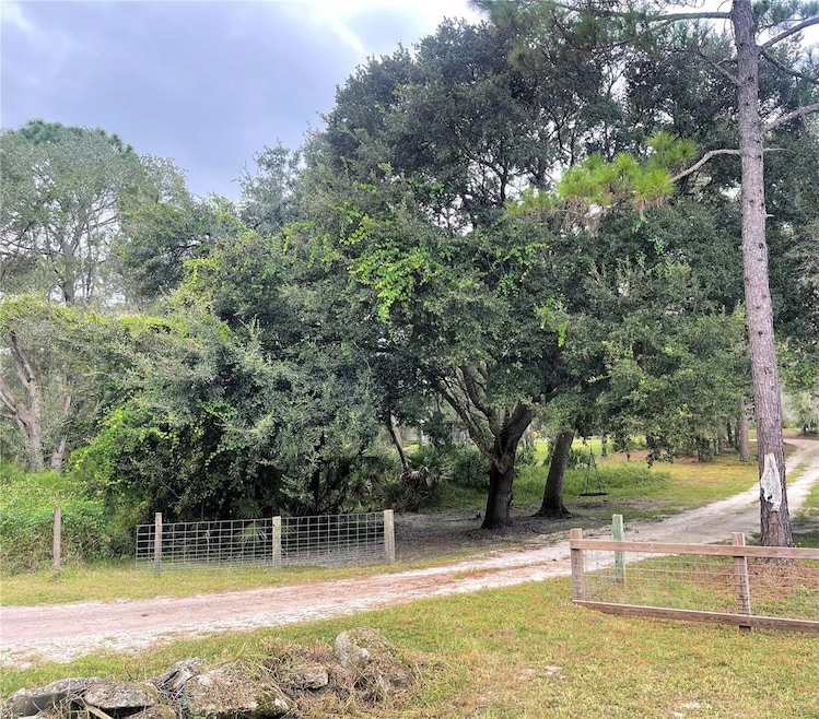 Entryway off of East Kicklighter Road.