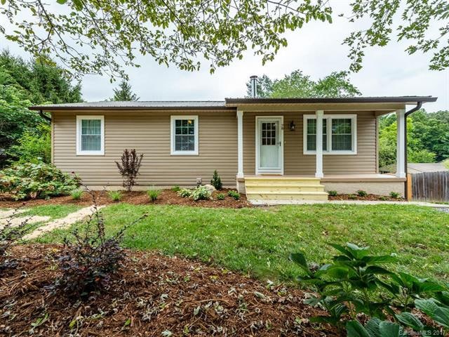 Charming bungalow in Fairview!