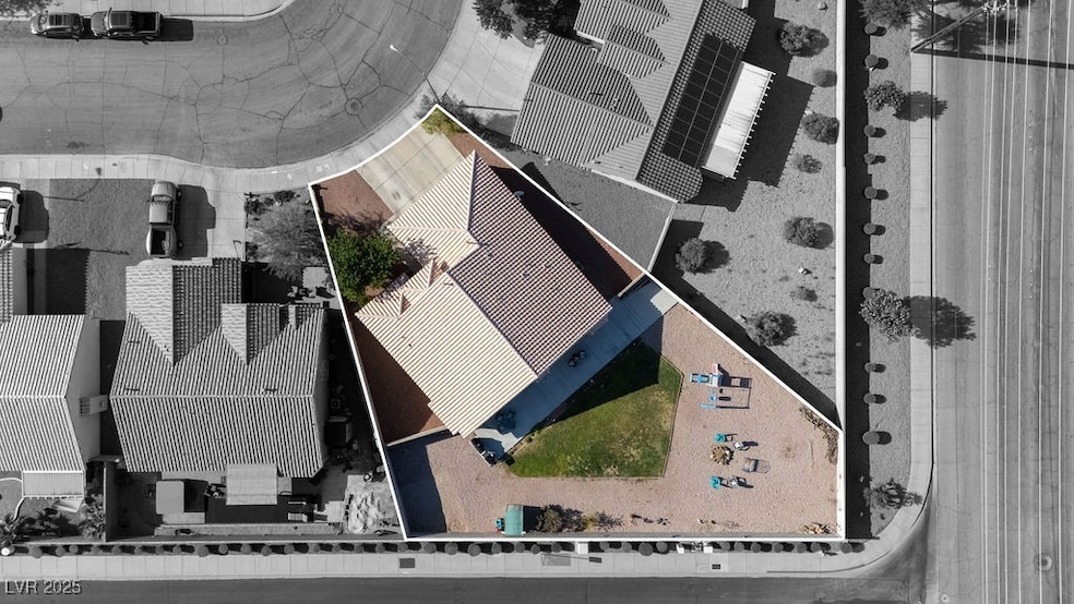 1/4 Acre corner lot with no rear neighbor