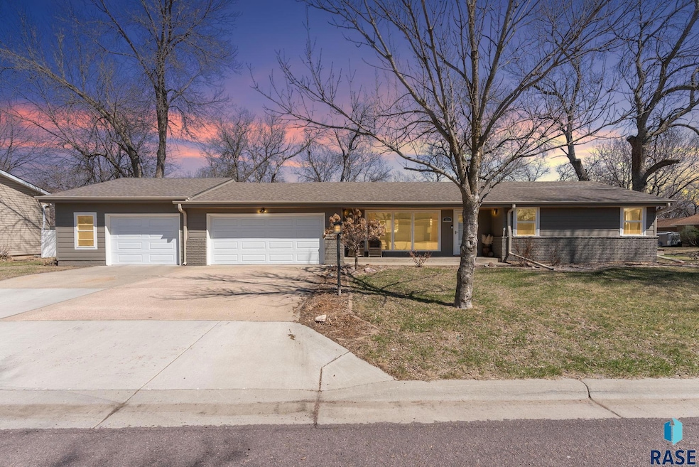 2220 E Sylvan Cir, Brandon, SD 57005 - photo 1