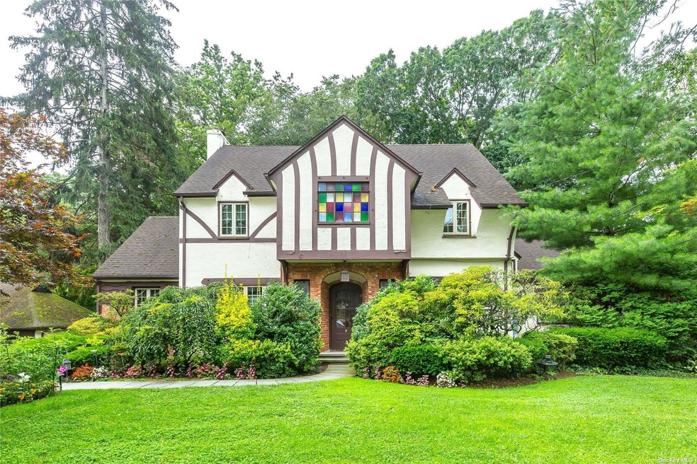 8 Knightsbridge Rd, Great Neck, NY 11021 - photo 1