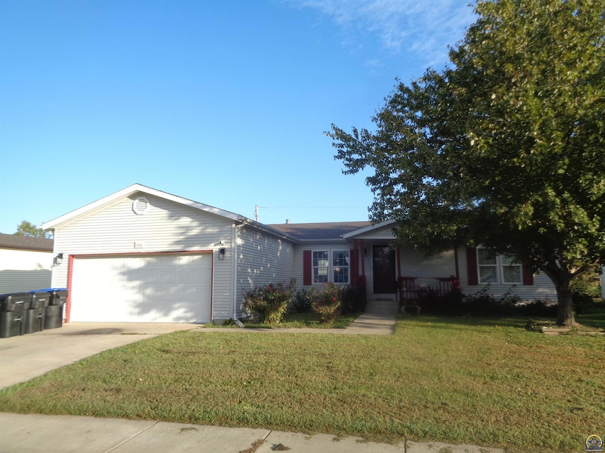 304 SE 44th Pkwy, Topeka, KS 66609 - photo 1