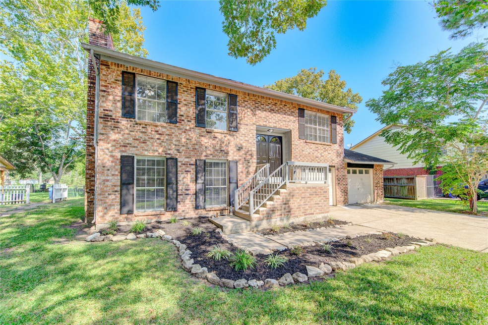 236 E Castle Harbour Dr, Friendswood, TX 77546 - photo 1