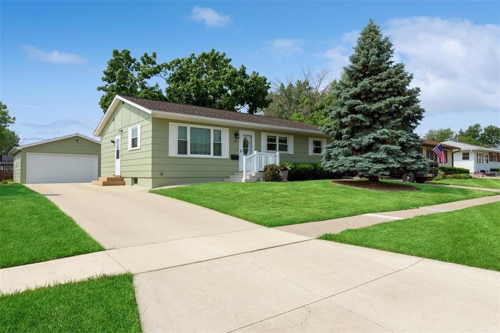 3301 Iris Ave NW, Cedar Rapids, IA 52405 - photo 1