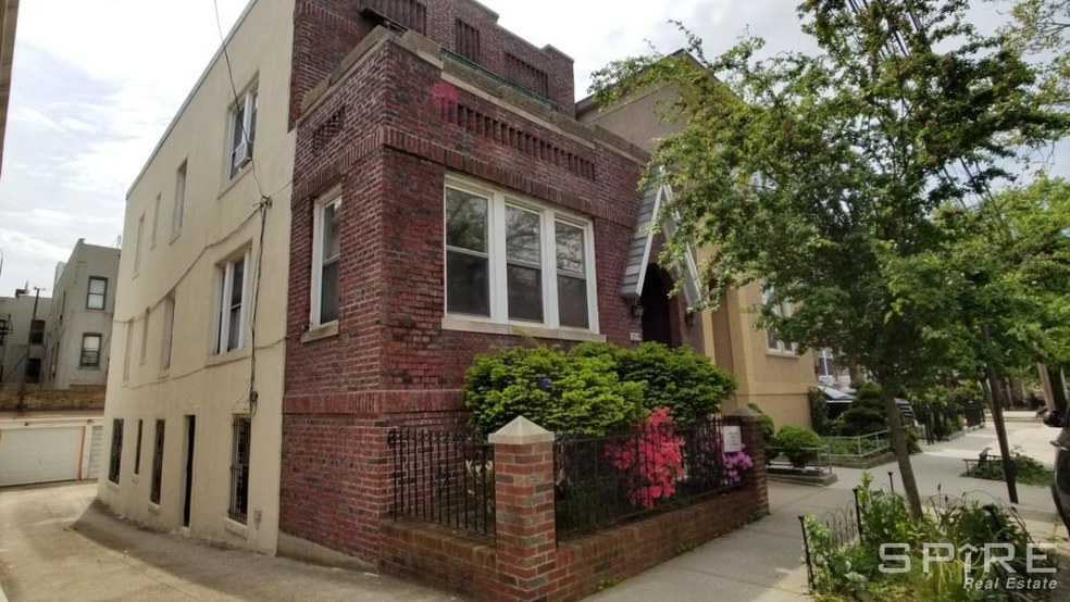 25-39 42nd St unit 2, Astoria, NY 11103 - photo 1