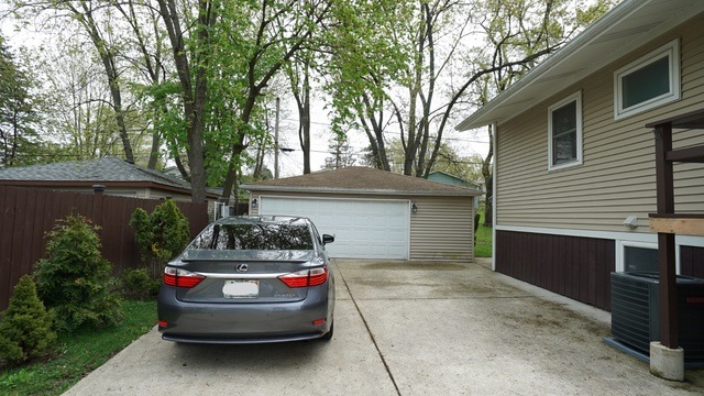 410 Tulsa Ave, Carpentersville, IL 60110 - photo 1