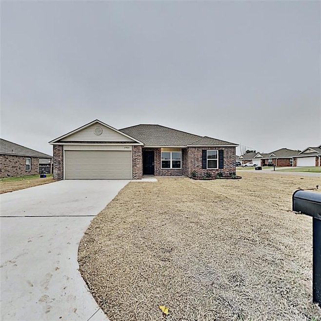 1906 Oak Tree Ct, Shawnee, OK 74804 - photo 1