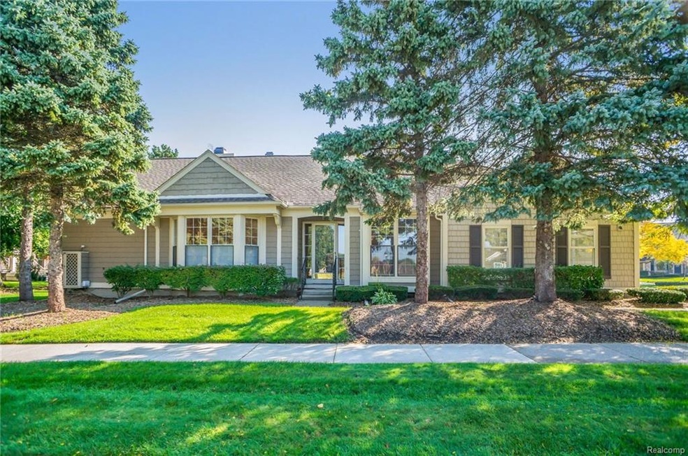 727 Briar Hill Ln, Bloomfield Hills, MI 48304 - photo 1