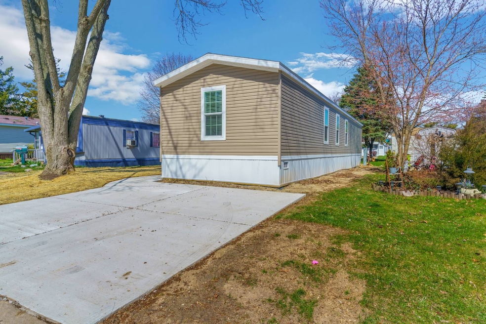 607 Lesperance Dr unit 607, Rochester Hills, MI 48307 - photo 1