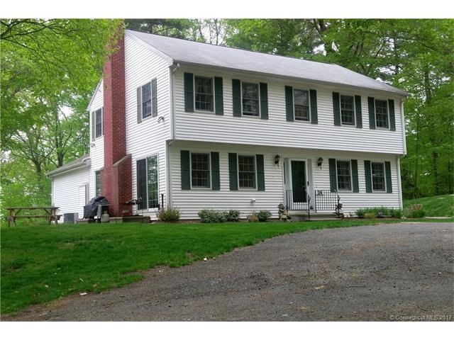 Colonial home in tranquil and beautiful setting!