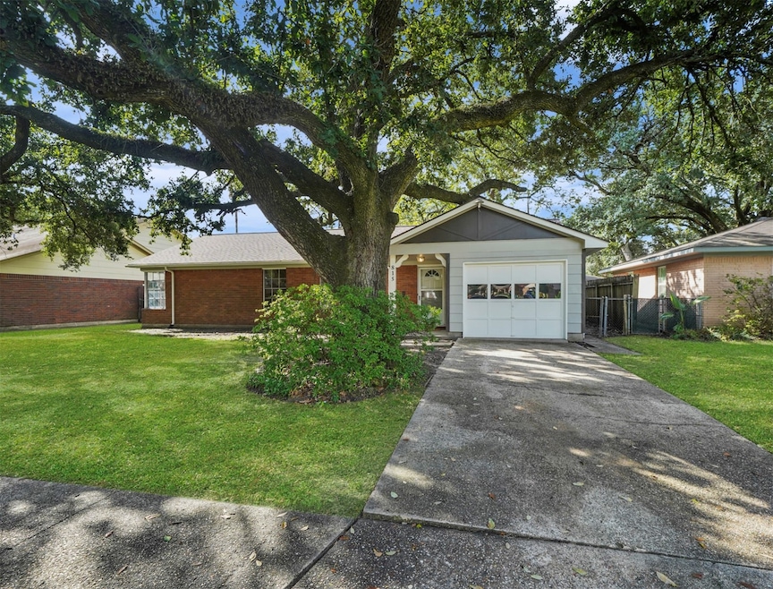 815 Rainy River Dr, Houston, TX 77088 - photo 1