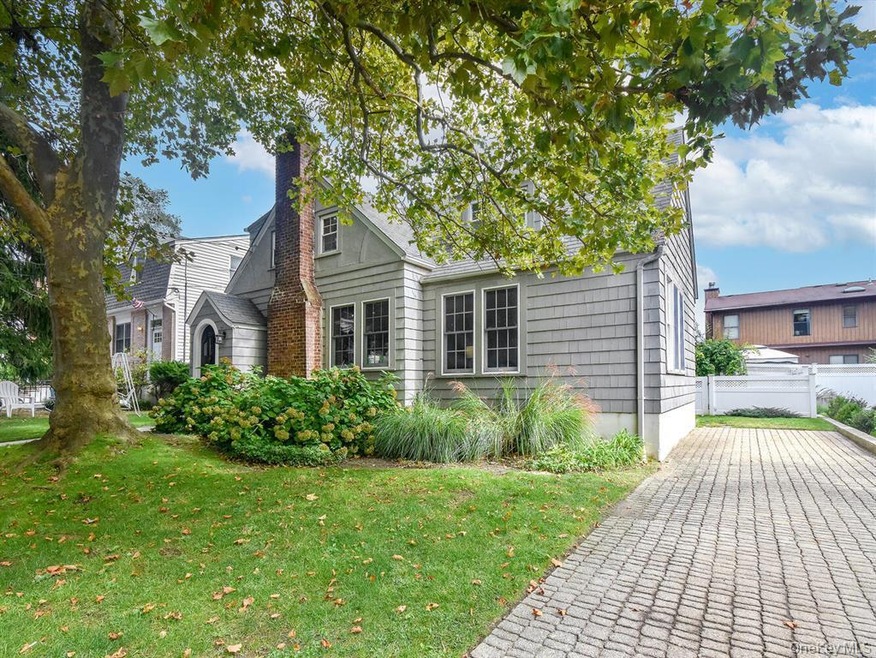 20 Oldwood Rd unit 1st Floor, Port Washington, NY 11050 - photo 1