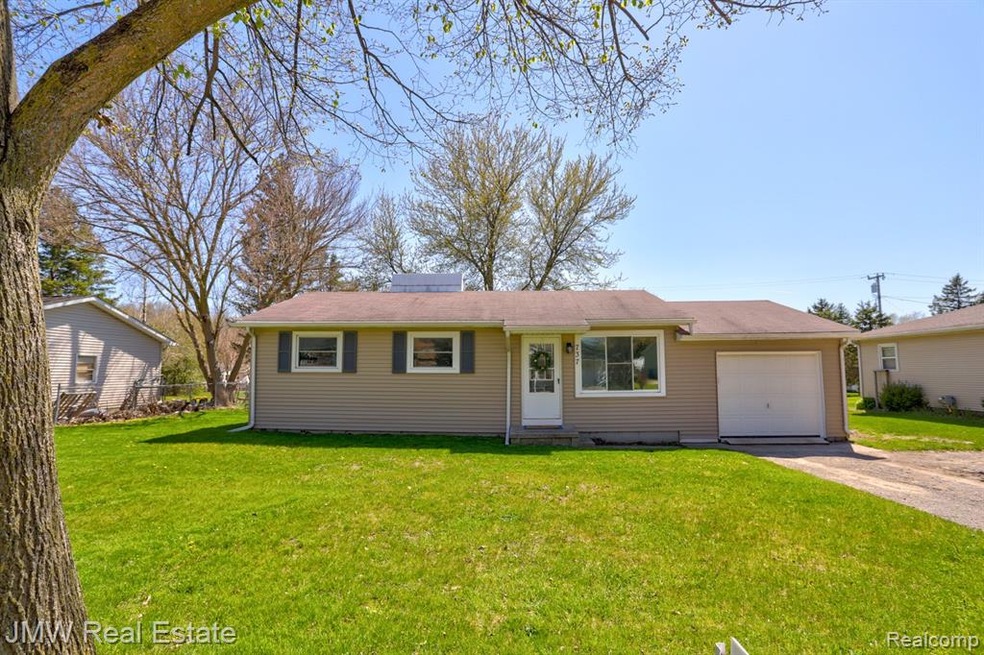 737 Richard St, Vassar, MI 48768 - photo 1