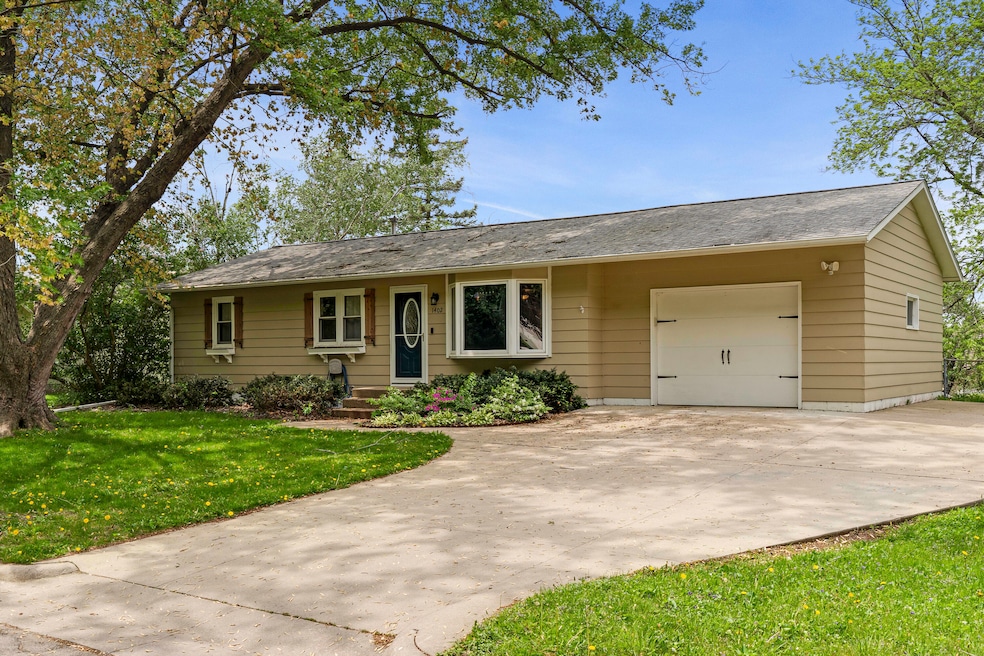 1402 Exterior