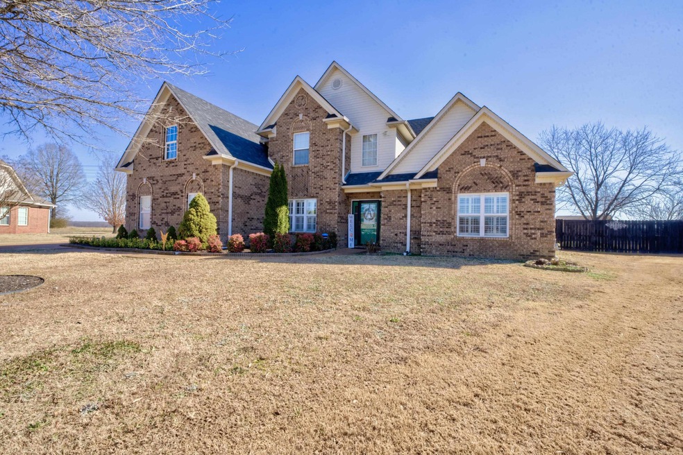 View of front facade featuring a front lawn