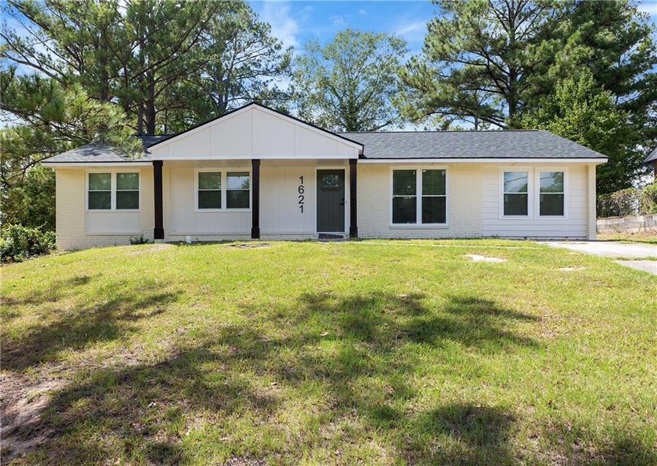 Ranch-style house featuring a front lawn