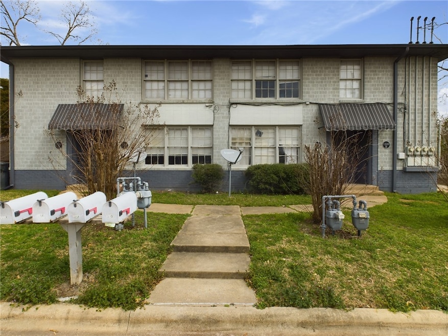 Townhome / multi-family property featuring brick s