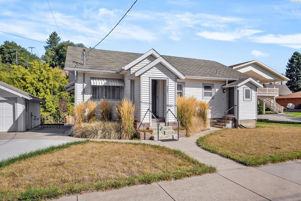 201 E Cooper St, Colfax, WA 99111 - photo 1