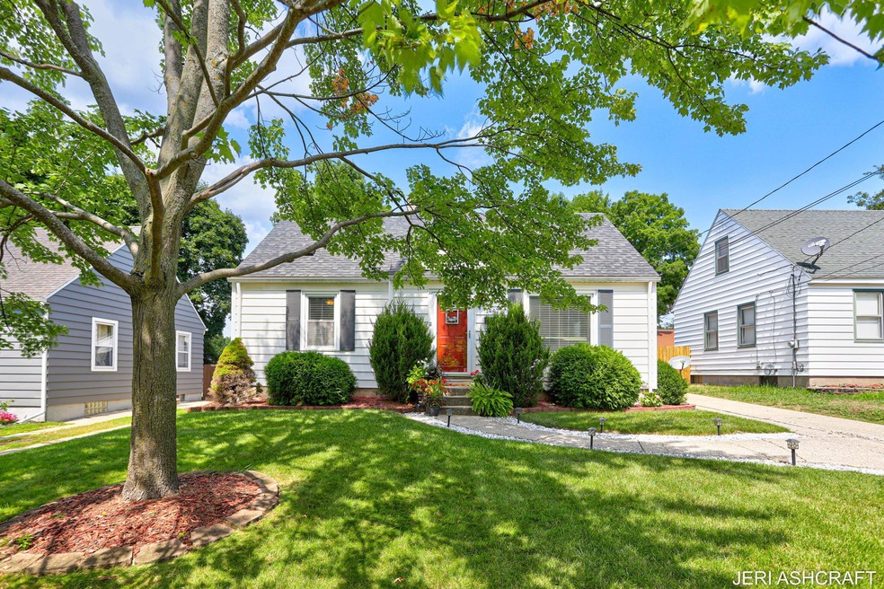 1-web-or-mls-1447 Louise St SE Grand Rap