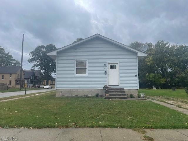 View of front facade with a front lawn
