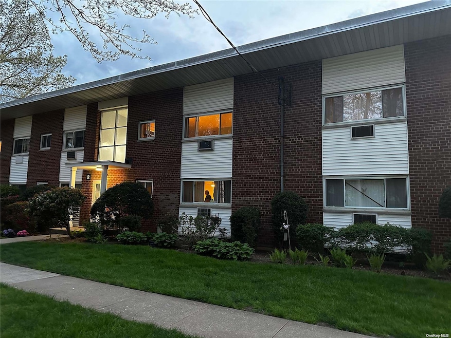 125 Hempstead Gardens Dr unit R1D, West Hempstead, NY 11552 - photo 1