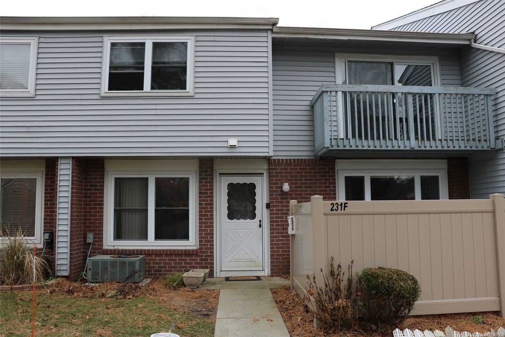 231 Springmeadow Dr, Holbrook, NY 11741 - photo 1