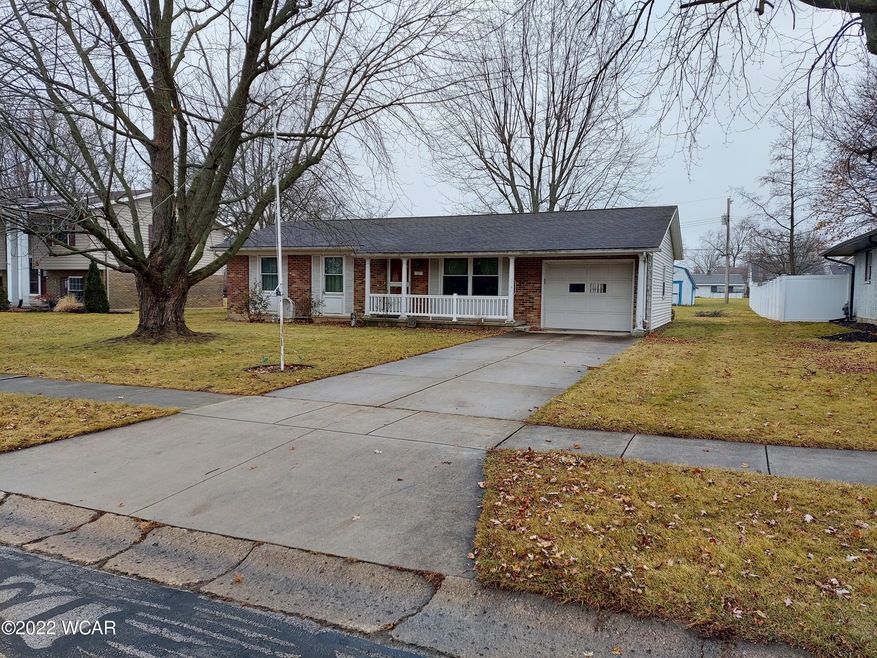 807 N Blackhoof St, Wapakoneta, OH 45895 - photo 1