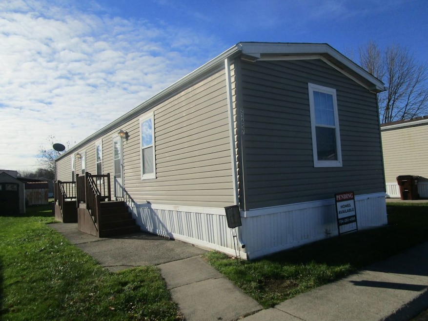 23657 Hickory Dr unit 214, Brownstown Township, MI 48174 - photo 1