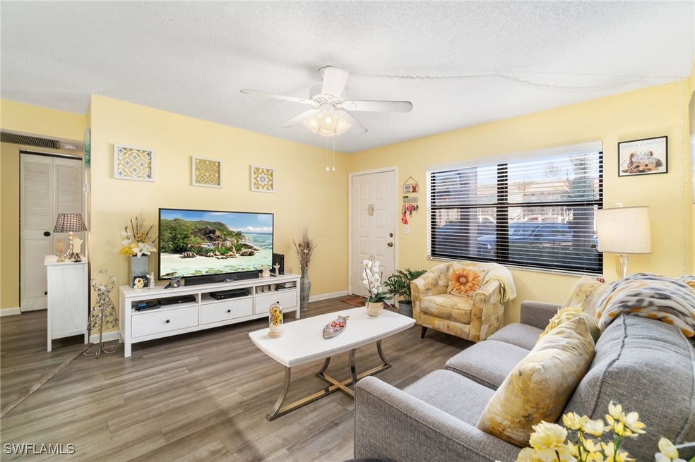 Absolutely darling 2bed/2bath condo in prime Naple