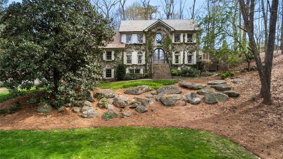 Perfectly sited designer's home on a gentle slope 