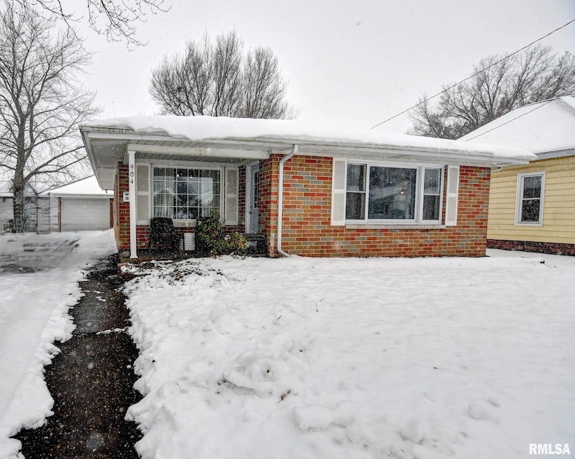 904 W Vandever St, Taylorville, IL 62568 - photo 1