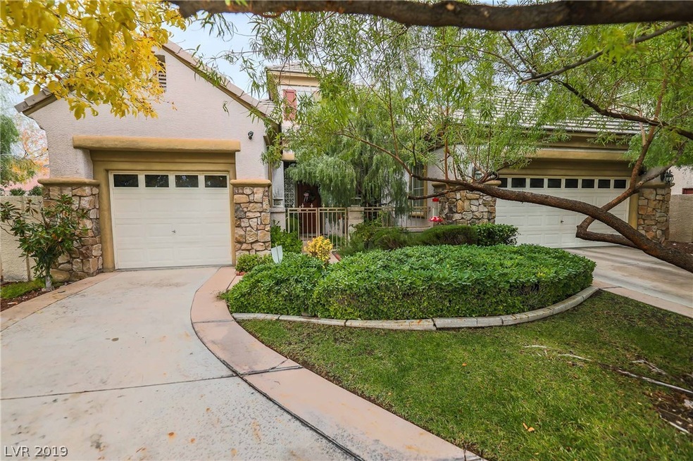 Queensridge* guard gated* corner lot* sparkling sa