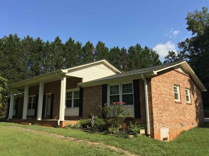 942 Mike Cir, Spartanburg, SC 29303 - photo 1