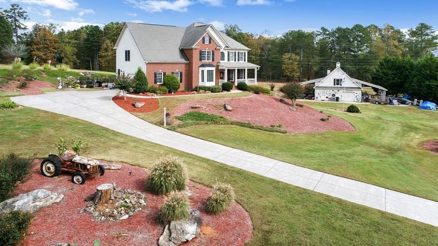 Pristinely-manicured property situated on 2 privat