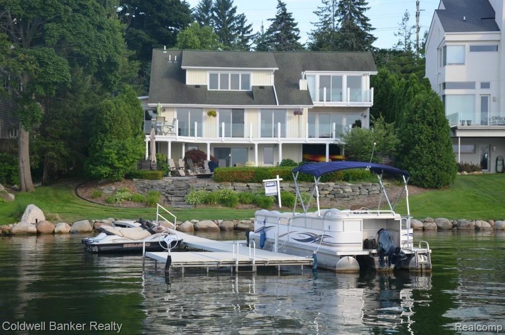 All sports Pine lakefront home (includes water toy