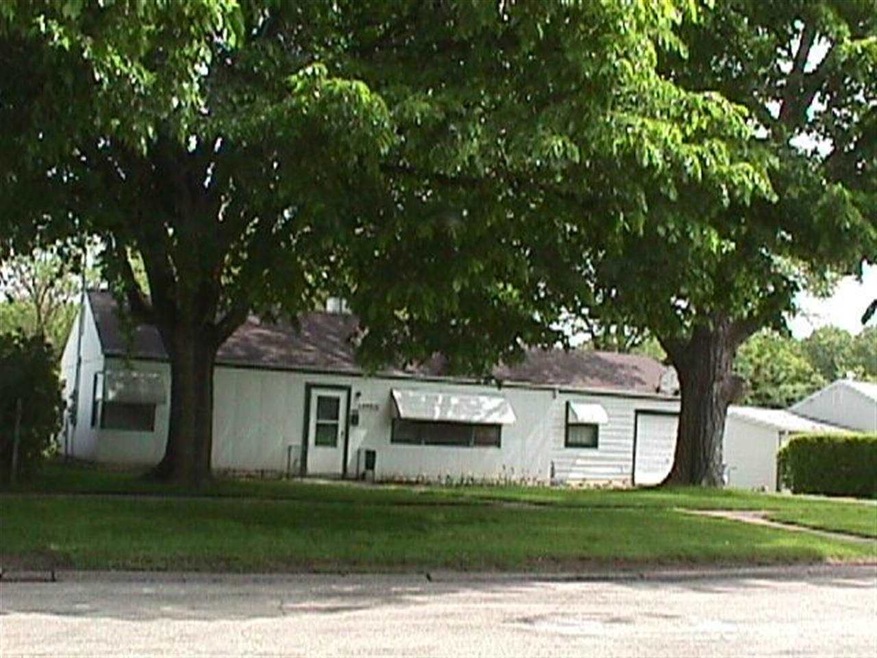 1704 Lincoln Rd, Bettendorf, IA 52722 - photo 1