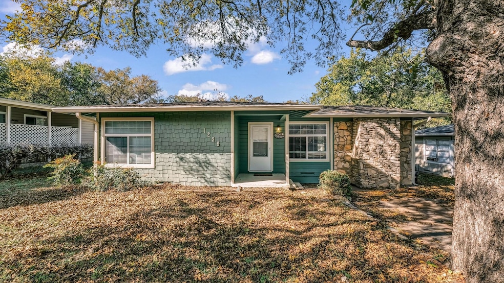 1236 S Brazos St, Weatherford, TX 76086 - photo 1