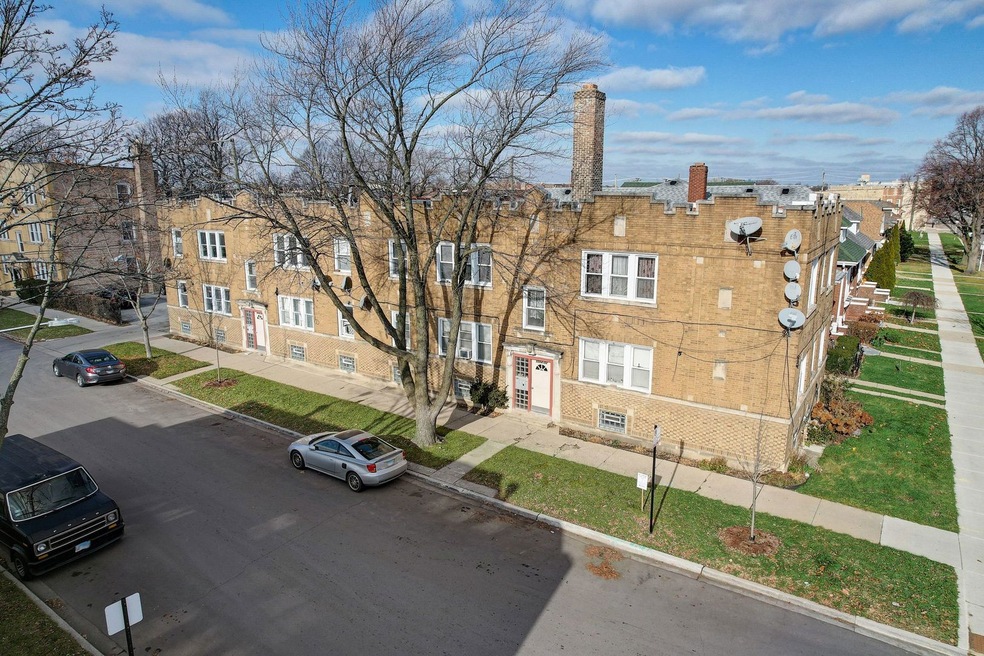5504 W Barry Ave unit 2, Chicago, IL 60641 - photo 1